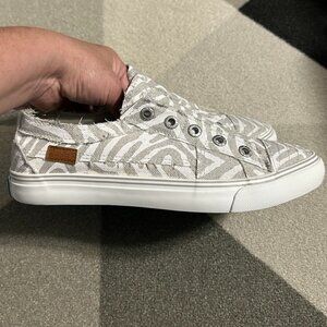 Blowfish Malibu Play Zebra  Distressed Look Slip-on Sneakers Women's Size 9.5